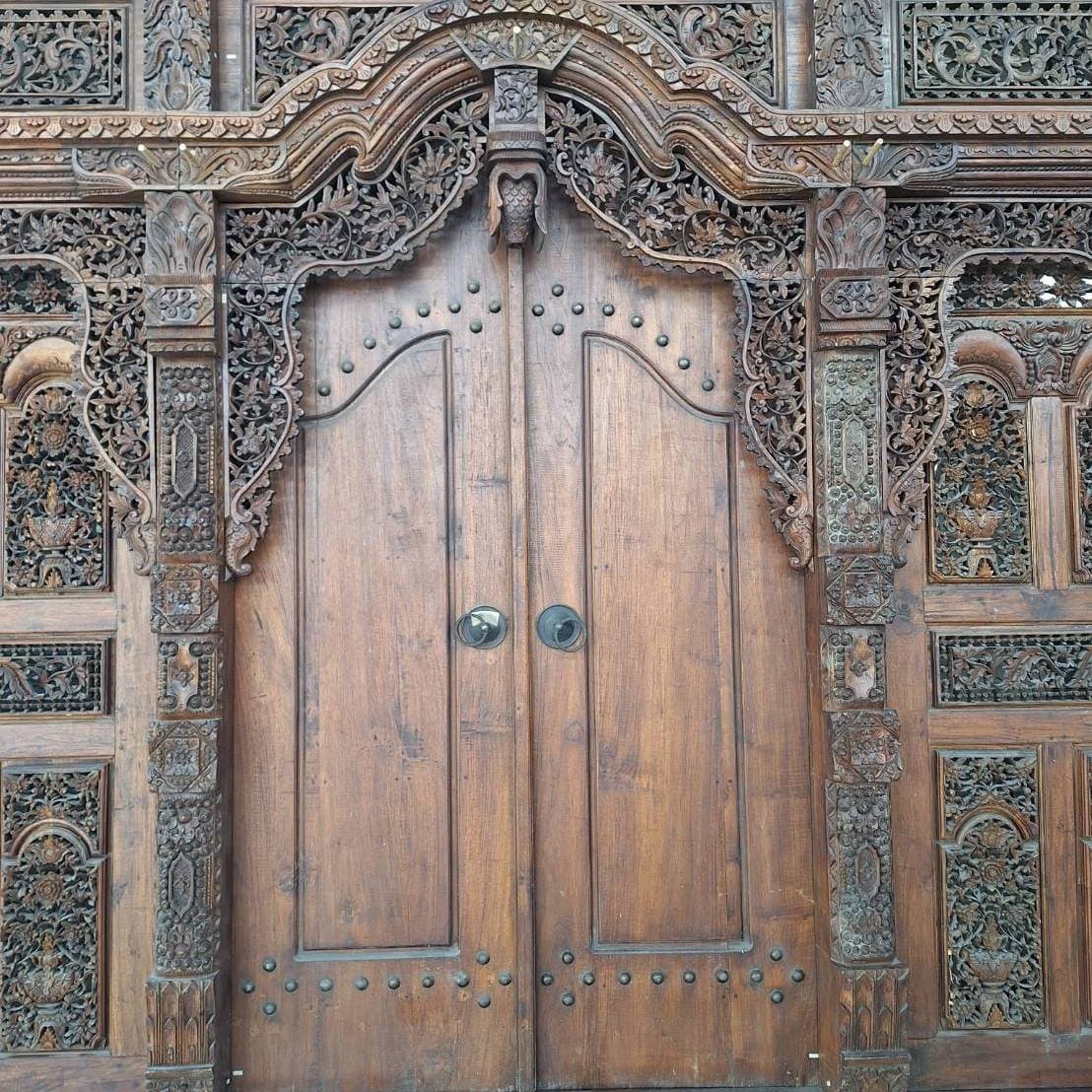 ซุ้มประตูไม้สักโบราณ ร้อยปี ประตูโบราณ ประตูไม้สักโบราณ  สุดคลาสสิค แต่งบ้านแต่งร้านให้มีคุณค่า