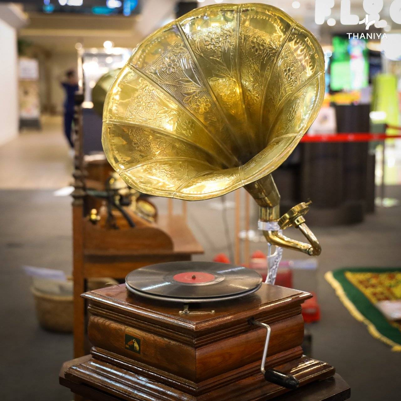 เครื่องเล่นแผ่นเสียงโบราณ เครื่องเล่นแผ่นเสียงวินเทจ คลาสสิค เครื่องเล่นปากแตร  เครื่องใชได้สมบูรณ์ พร้อมฟัง ห้ามพลาด หายากมาก - Image 7