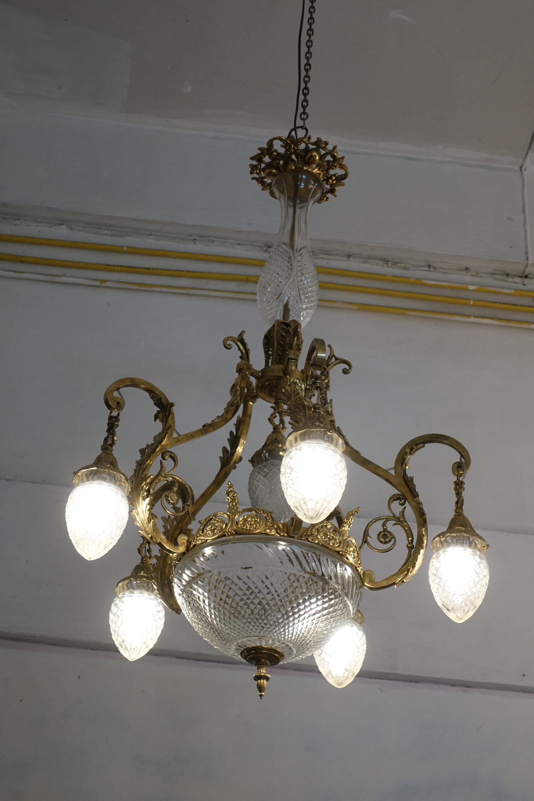 แชนเดอร์เลีย  โคมไฟระย้าแบบโบราณ  สุดคลาสสิค มีรสนิยม ระดับ แอนทีค