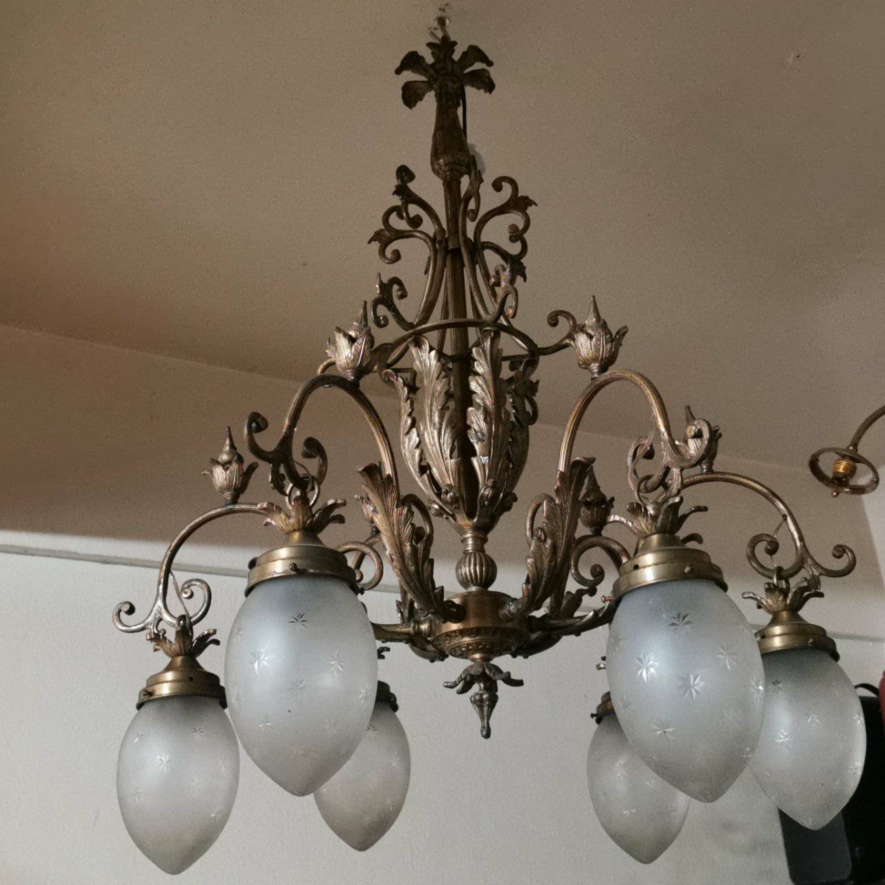 แชนเดอร์เลีย  โคมไฟระย้าแบบโบราณ  สุดคลาสสิค มีรสนิยม ระดับ แอนทีค