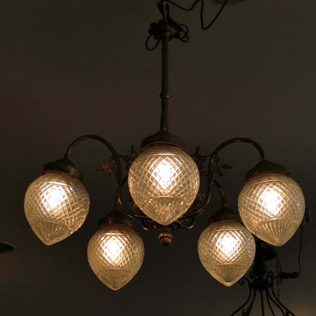 แชนเดอร์เลีย  โคมไฟระย้าแบบโบราณ  สุดคลาสสิค มีรสนิยม ระดับ แอนทีค